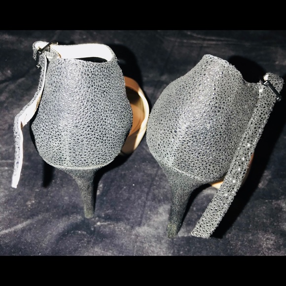 bcbg nude and black heels - Picture 3 of 3